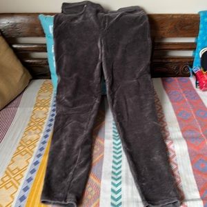 Women’s ribbed velour leggings.